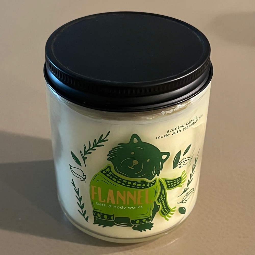 Bath & Body Works Flannel Candle 7oz